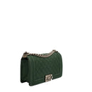 sac de seconde main boy chanel en cuir vert côté