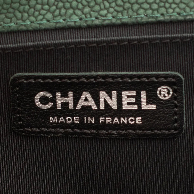 sac de seconde main boy chanel en cuir vert label