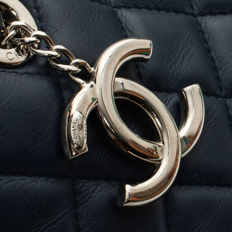 sac de seconde main cabas chanel en cuir bleu défaut 2