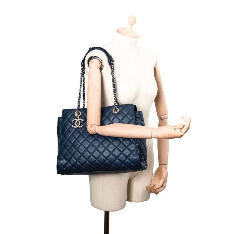 sac de seconde main cabas chanel en cuir bleu porté 1