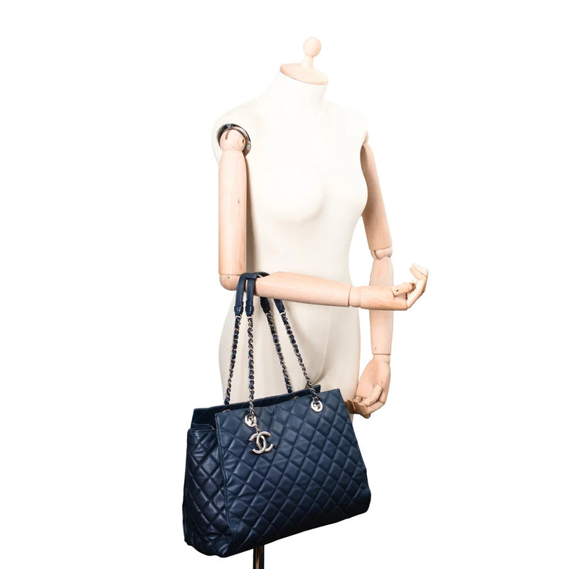 sac de seconde main cabas chanel en cuir bleu porté 2