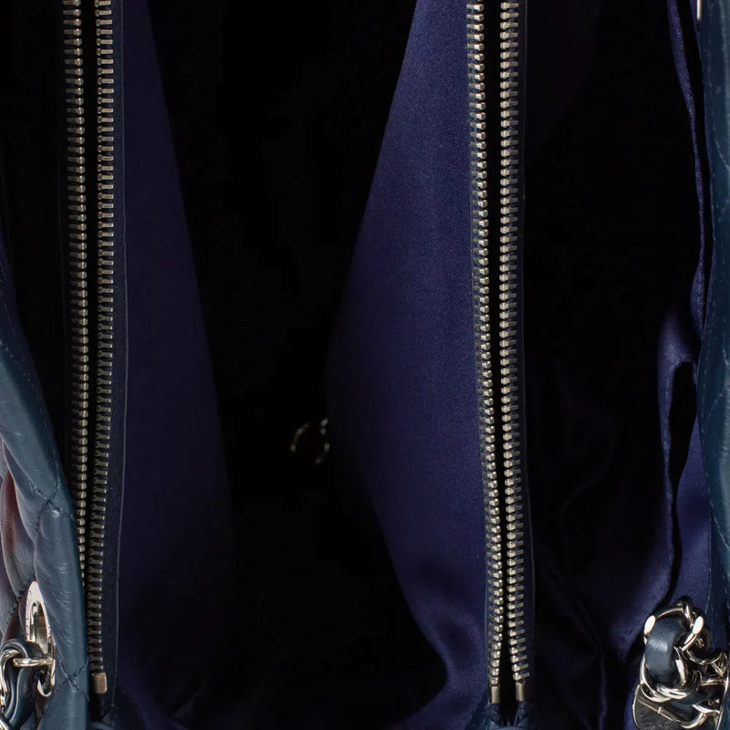 sac de seconde main cabas chanel en cuir bleu intérieur