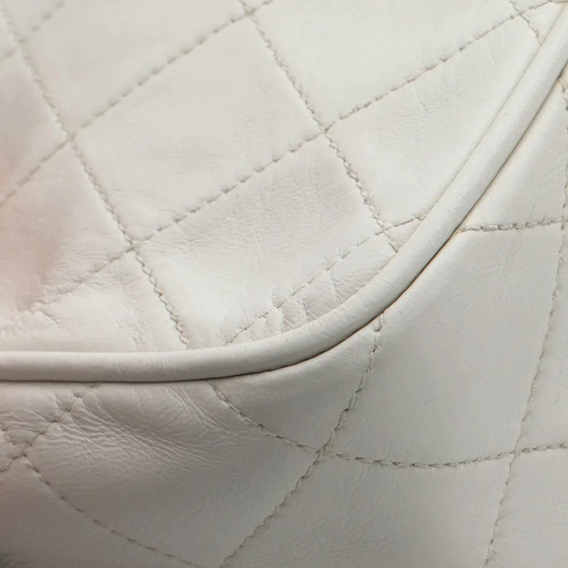 sac de seconde main camera chanel en cuir blanc coin