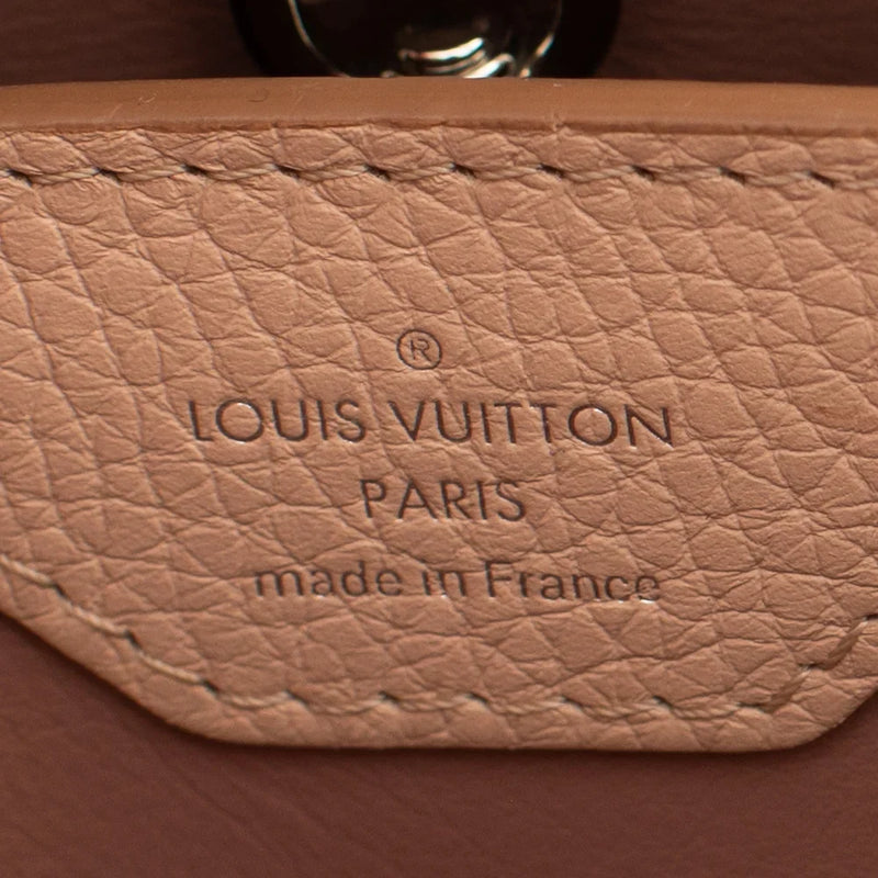 sac de seconde main capucines louis vuitton en tweed beige label