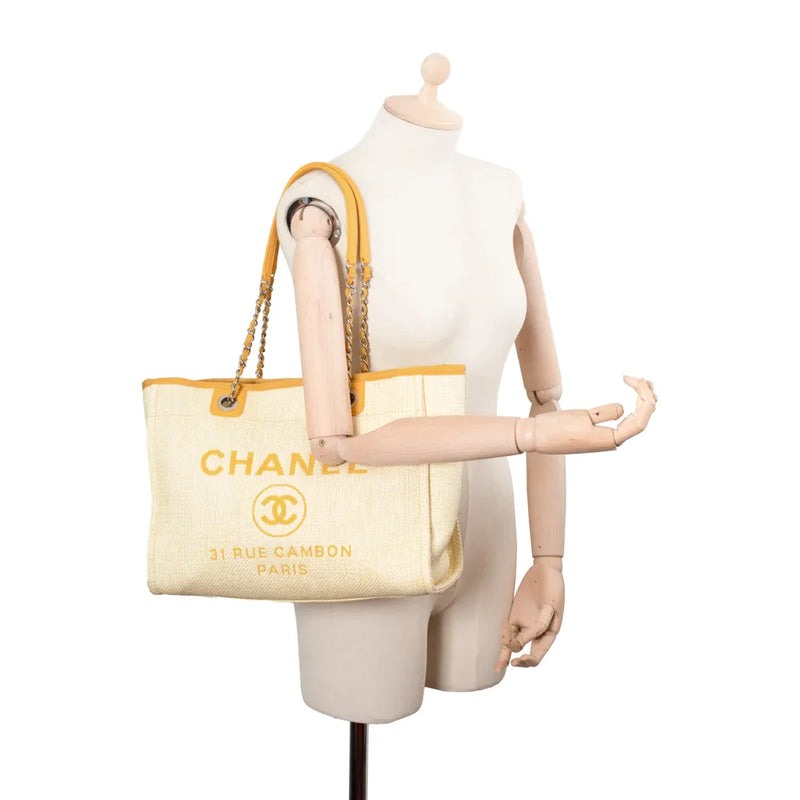 sac de seconde main deauville chanel en toile jaune porté 1