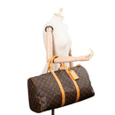 sac de seconde main keepall louis vuitton  en toile monogram marron porté