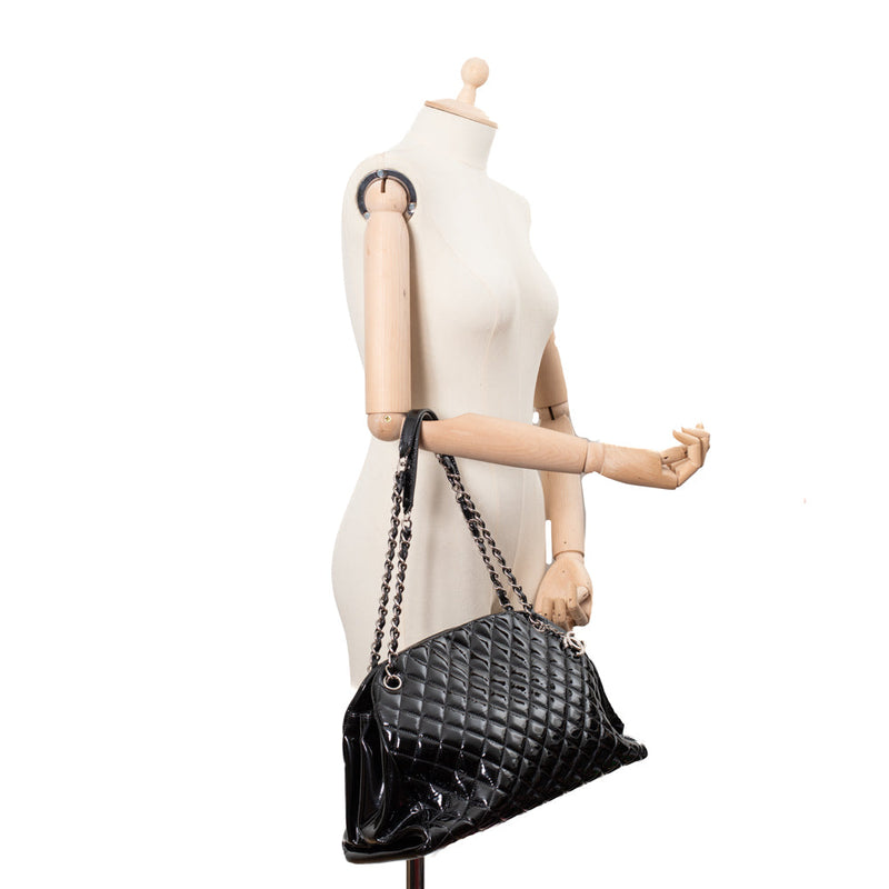 sac de seconde main mademoiselle chanel en cuir verni noir porté 1