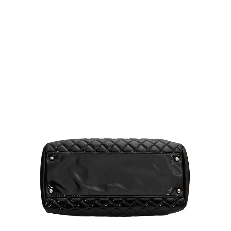 sac de seconde main mademoiselle chanel en cuir verni noir dessous