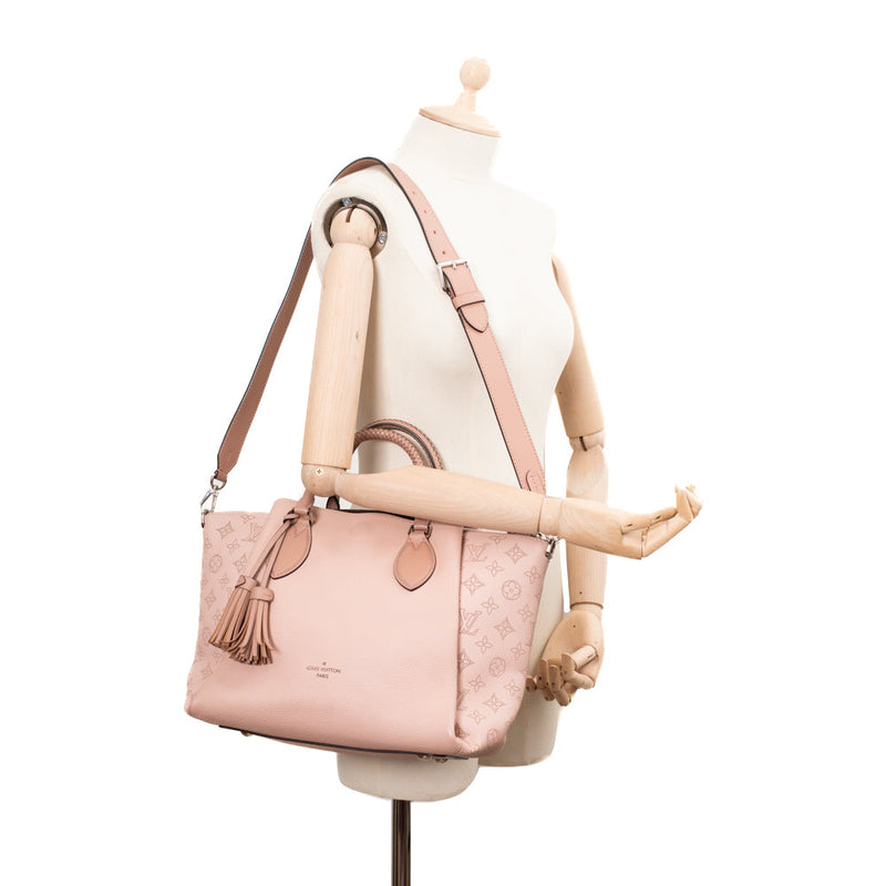 sac de seconde main mahina louis vuitton  en cuir rose porté 2