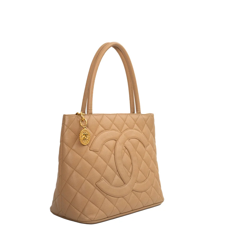 sac de seconde main medaillon chanel  en cuir beige côté