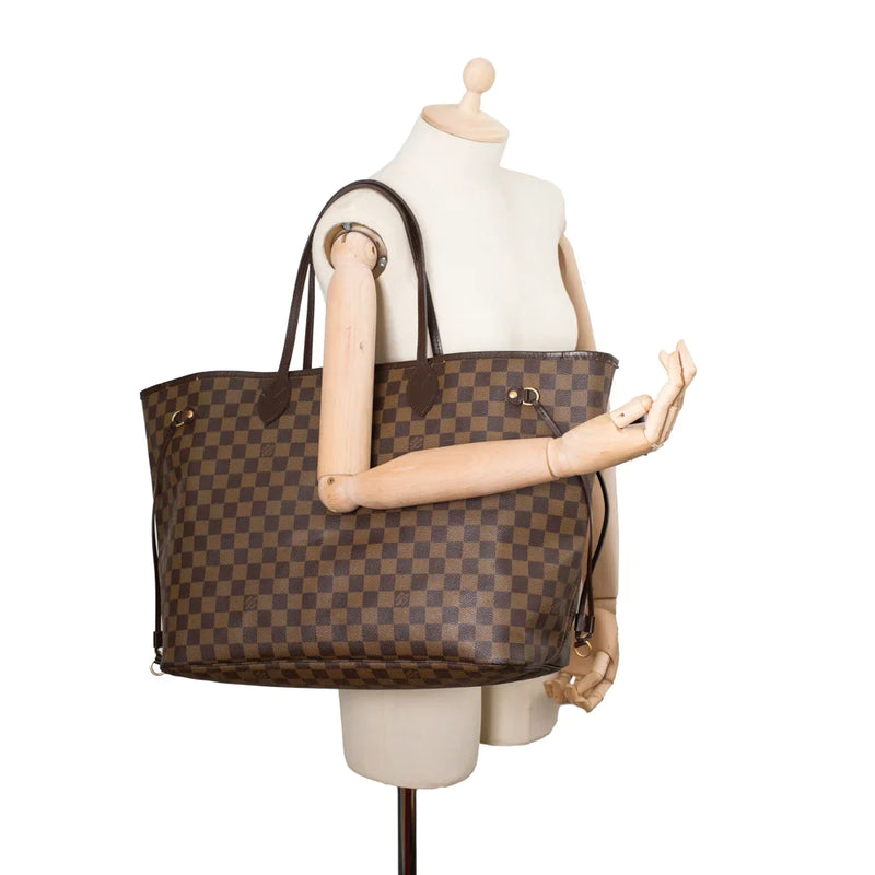 sac de seconde main neverfull louis vuitton  en toile damier ébène porté 2