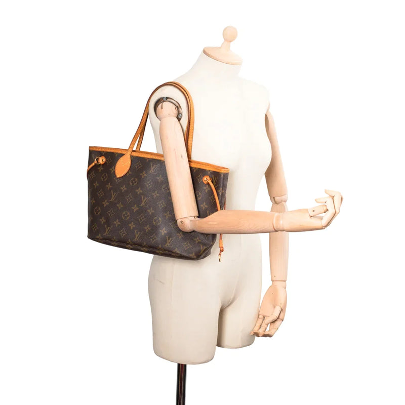 sac de seconde main neverfull  louis vuitton en toile monogram marron porté 1