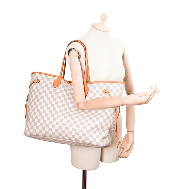 sac de seconde main neverfull louis vuitton en toile damier azur porté 1