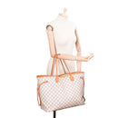 sac de seconde main neverfull louis vuitton en toile damier azur porté 2