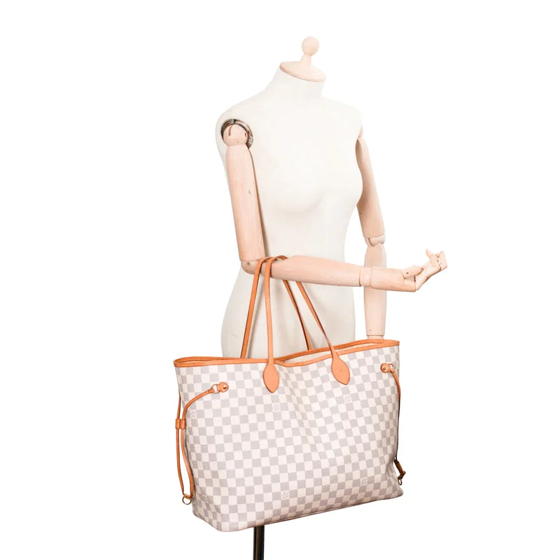 sac de seconde main neverfull louis vuitton en toile damier azur porté 2