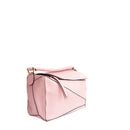 sac de seconde main puzzle loewe en cuir rose côté