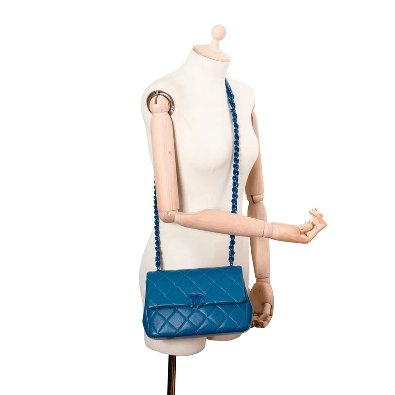 sac de seconde main single flap chanel en cuir bleu porté