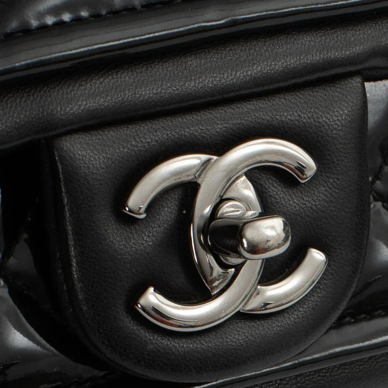 sac de seconde main timeless chanel en cuir verni noir défaut 1