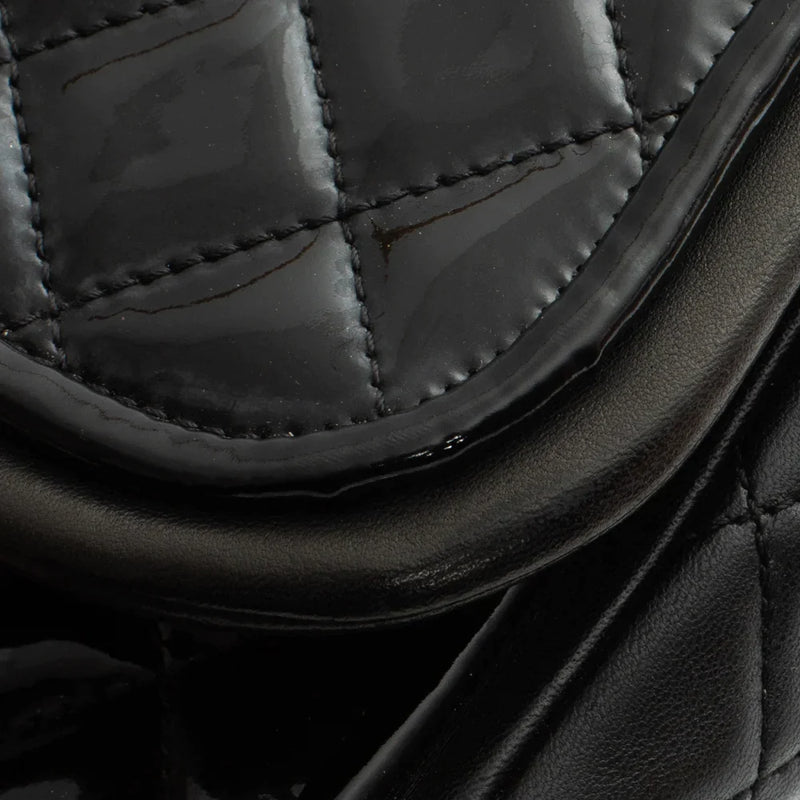 sac de seconde main timeless chanel en cuir verni noir défaut 2