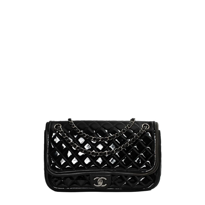 sac de seconde main timeless chanel en cuir verni noir face