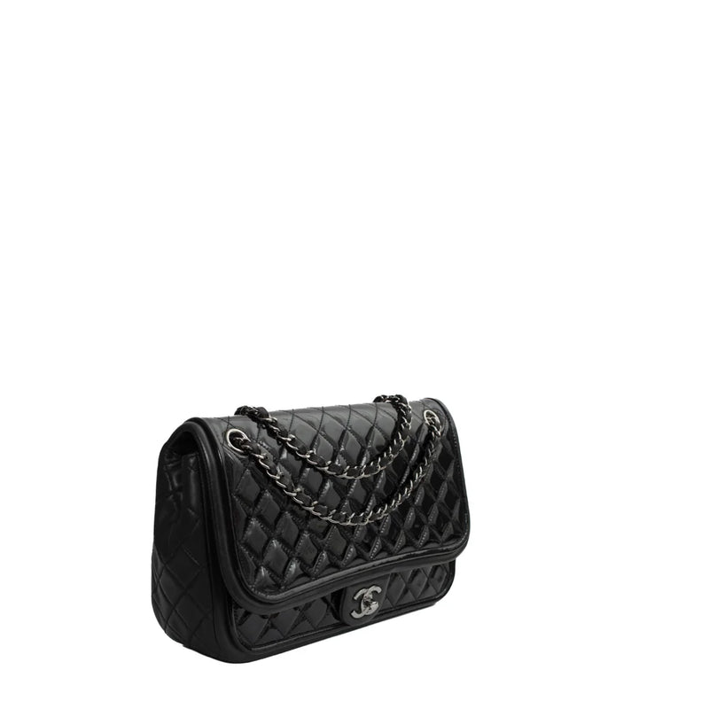 sac de seconde main timeless chanel en cuir verni noir côté