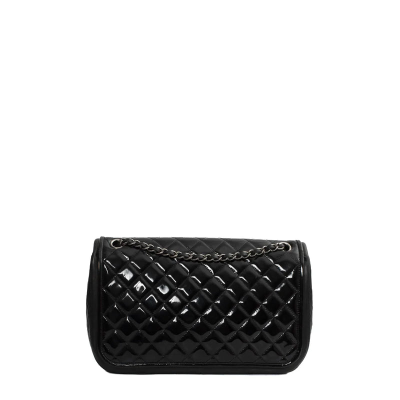 sac de seconde main timeless chanel en cuir verni noir dos