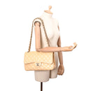 sac de seconde main timeless chanel  en cuir beige porté 1