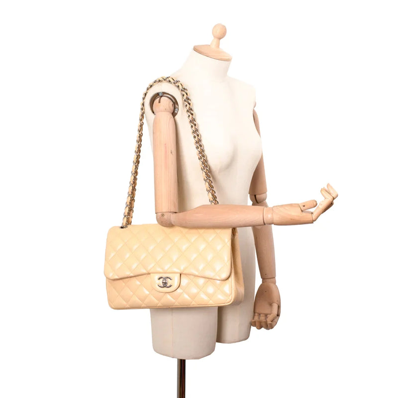 sac de seconde main timeless chanel  en cuir beige porté 1