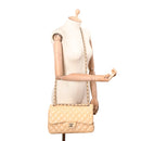 sac de seconde main timeless chanel  en cuir beige porté 2