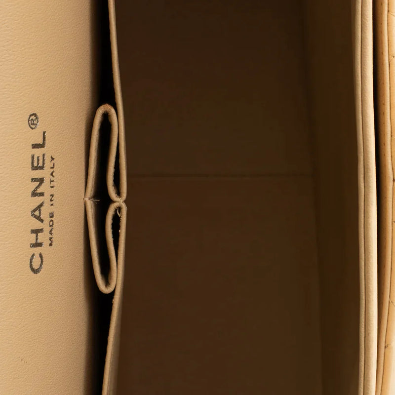 sac de seconde main timeless chanel  en cuir beige intérieur