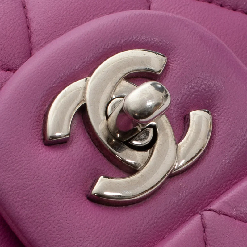 sac de seconde main timeless chanel  en cuir rose défaut 1