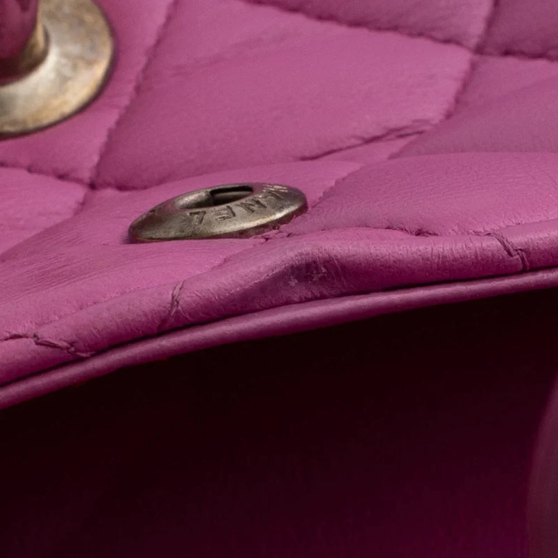 sac de seconde main timeless chanel  en cuir rose défaut 4