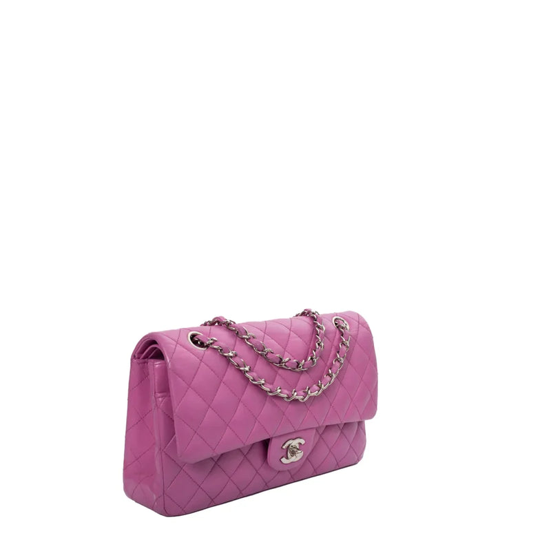 sac de seconde main timeless chanel  en cuir rose côté