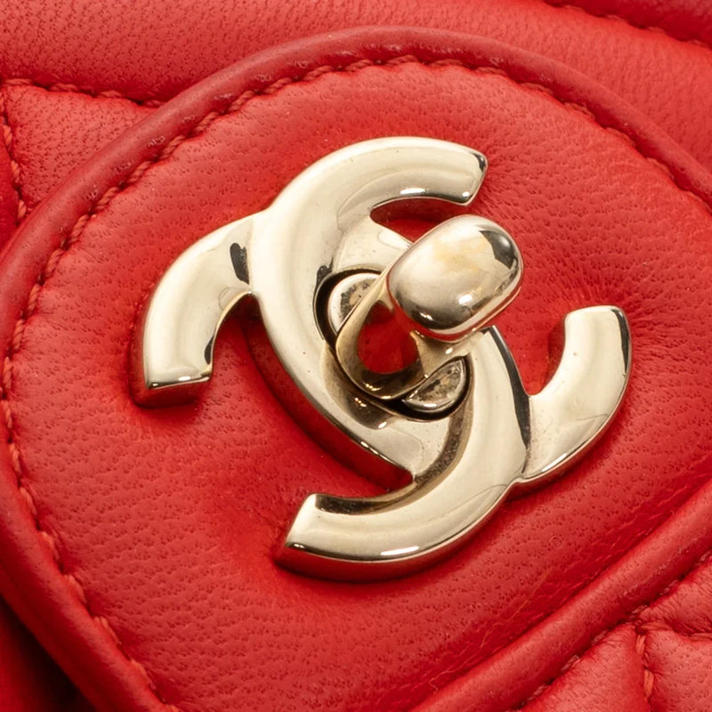 sac de seconde main timeless chanel  en cuir rouge défaut 1