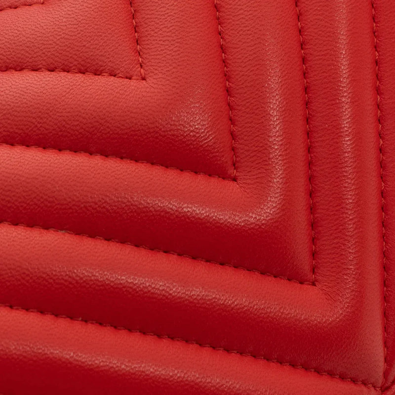 sac de seconde main timeless chanel  en cuir rouge défaut 2