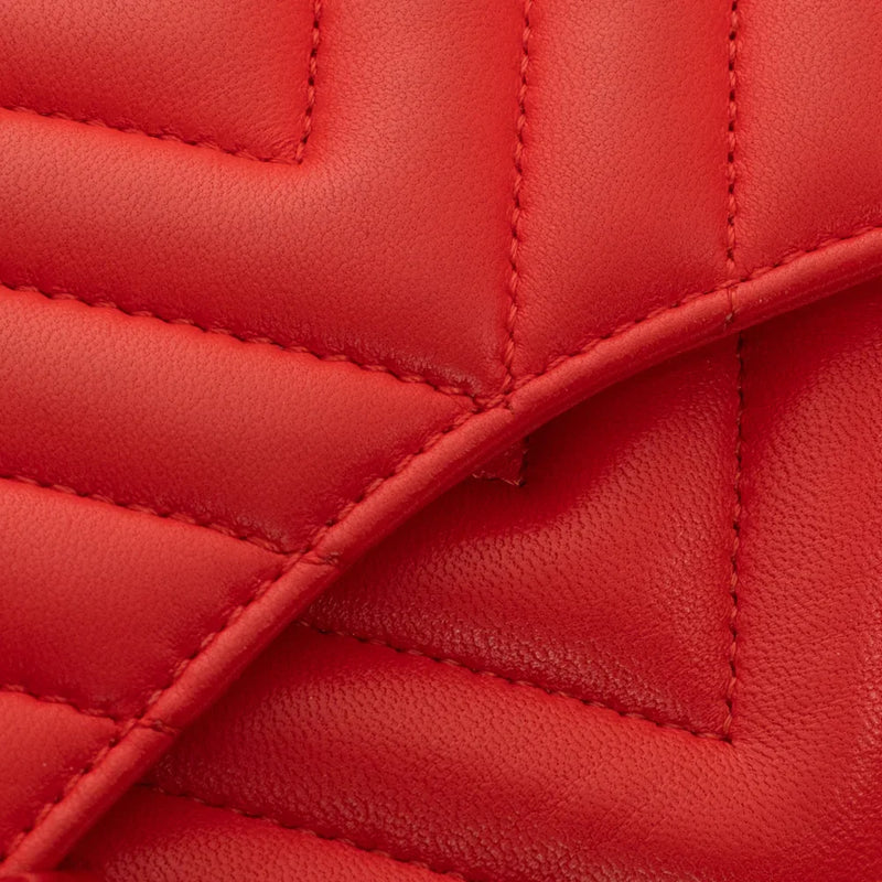 sac de seconde main timeless chanel  en cuir rouge défaut 3