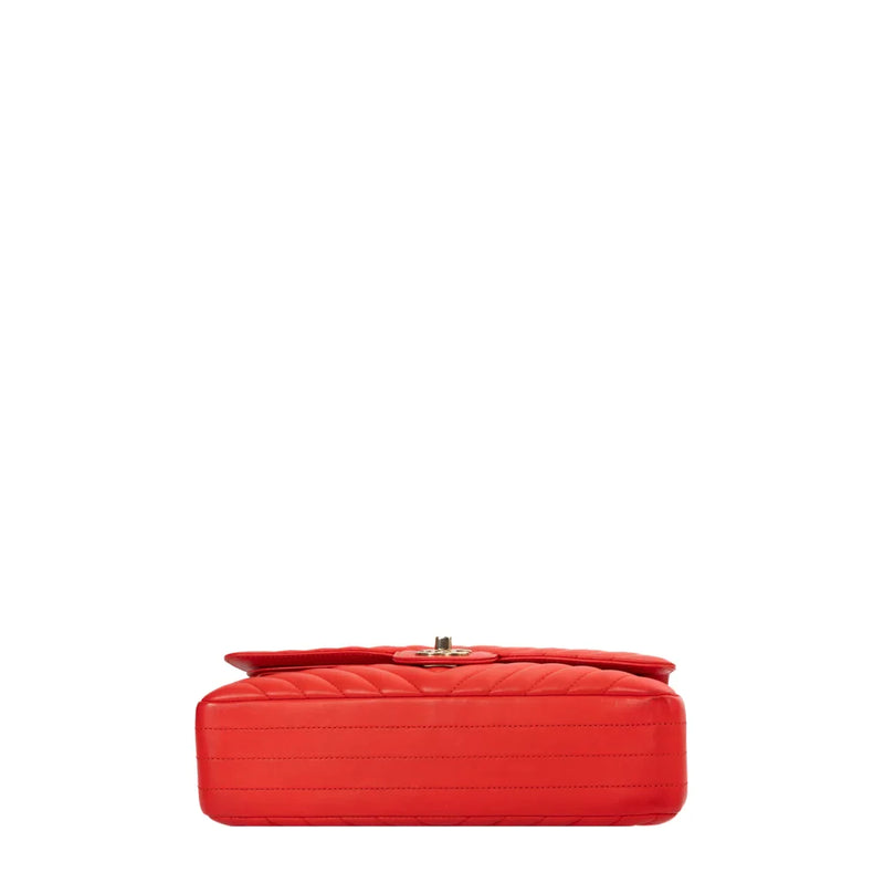 sac de seconde main timeless chanel  en cuir rouge dessous