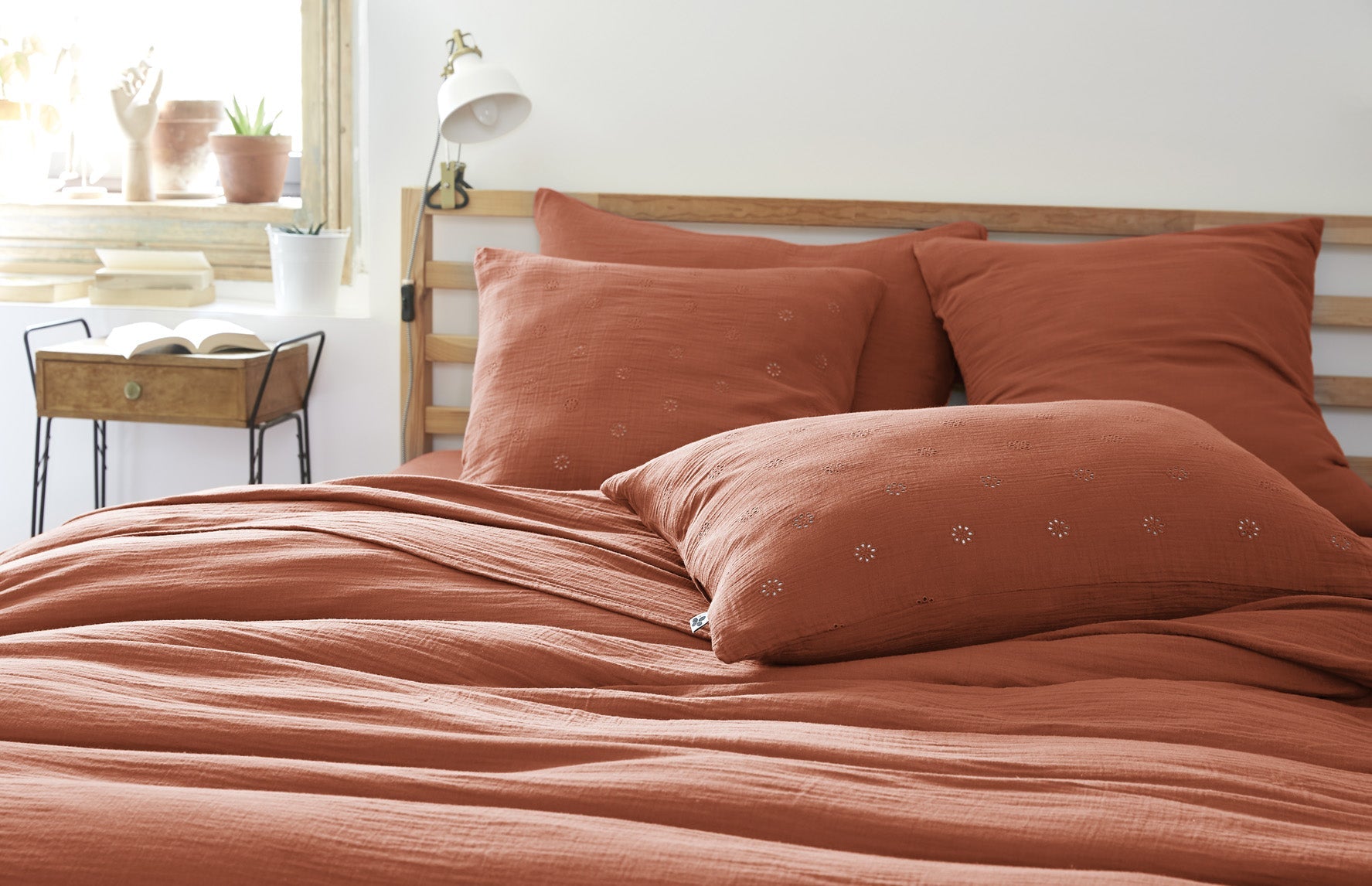 Funda de almohada Gaïa Boho de gasa de algodón terracota - El efecto mariposa - The Bradery