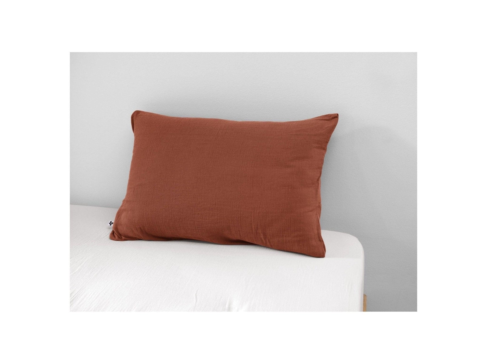 Funda de almohada de gasa de algodón Gaia Terracotta - El efecto mariposa - The Bradery