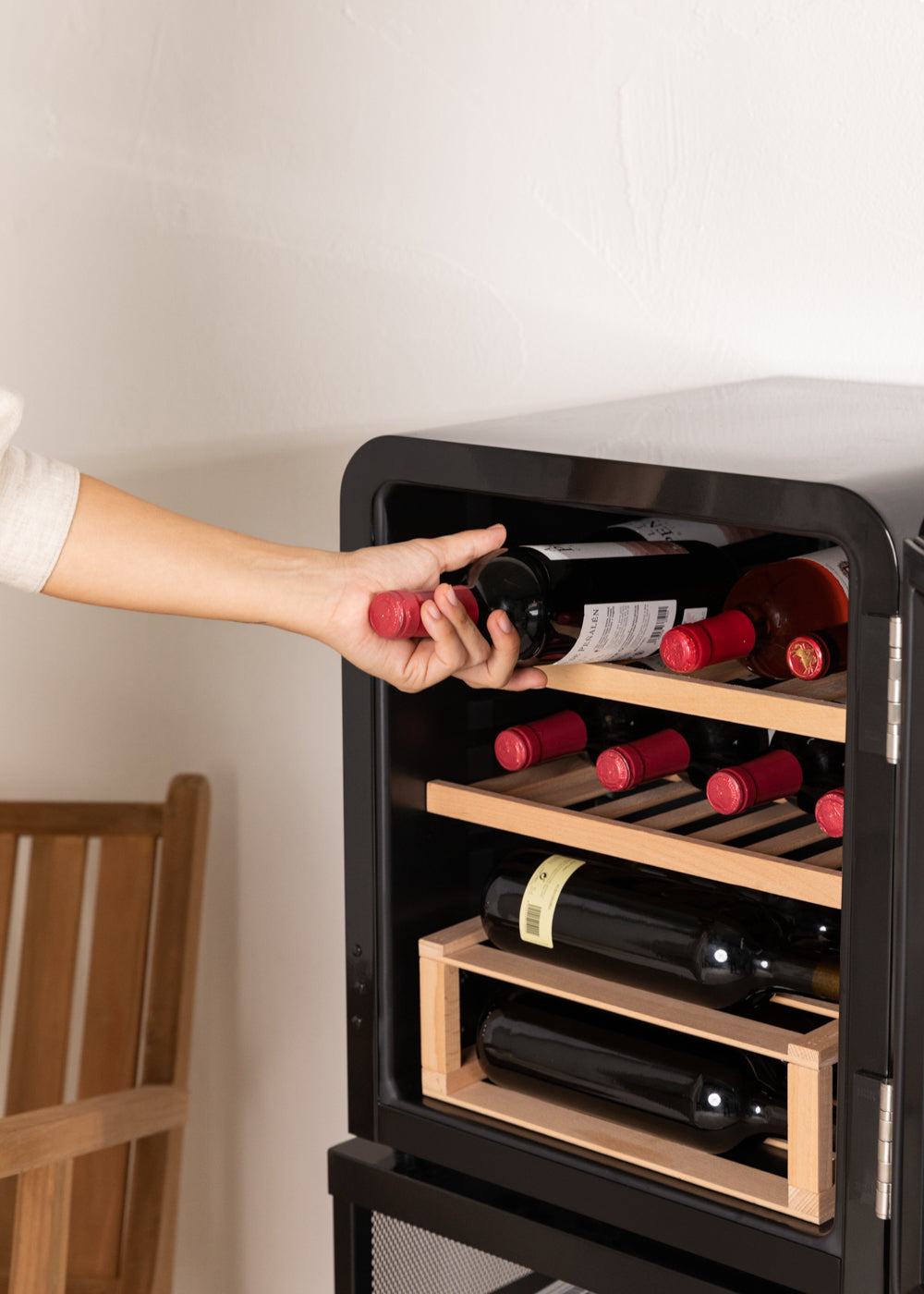 Winecooler Retro M - Electric Wine Cooler for 12 Bottles - Black
